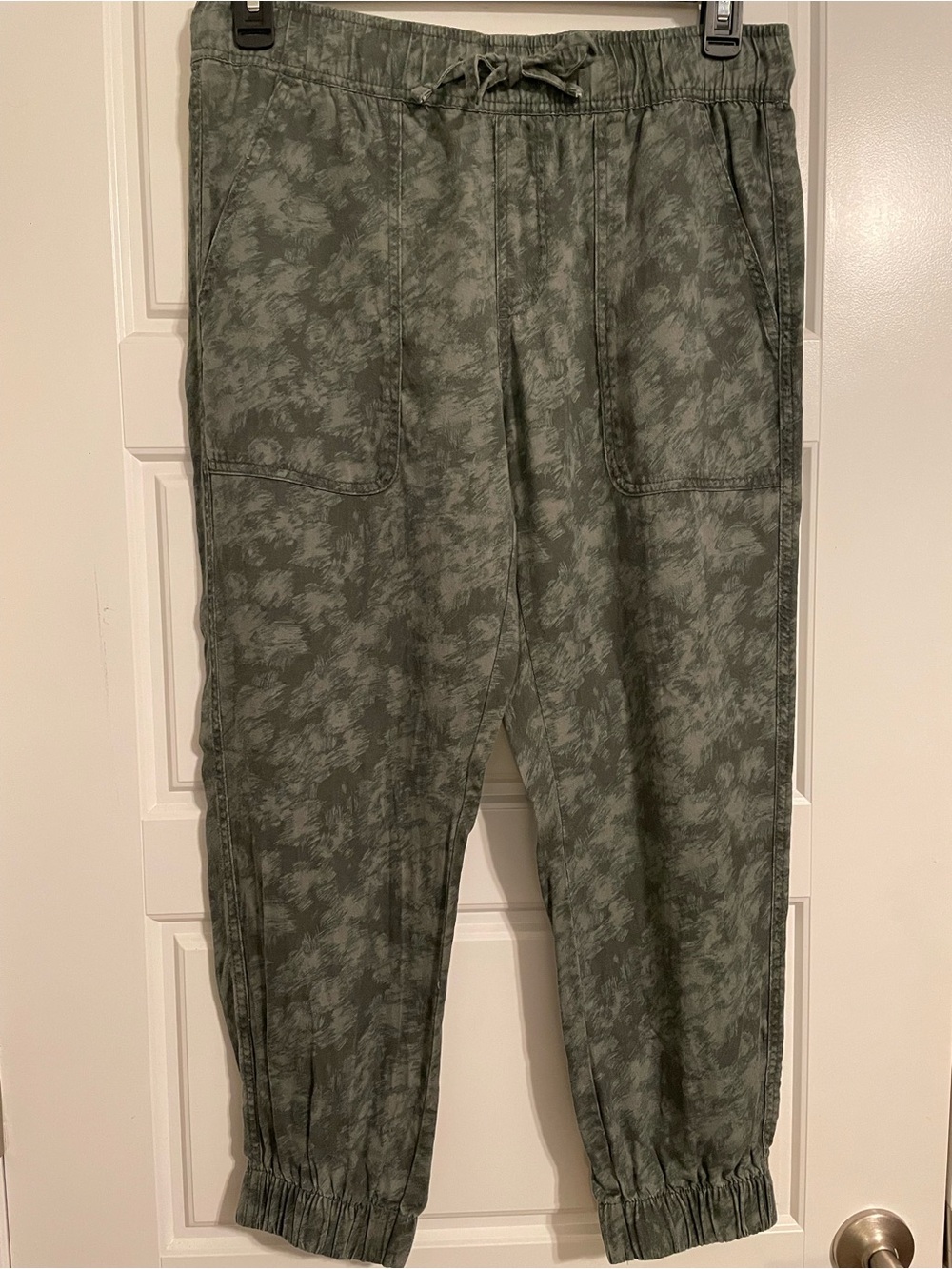 Orvis Women’s Olive Green Camouflage-Style Joggers